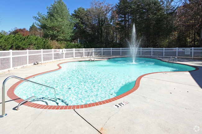Carlyle Place Apartments