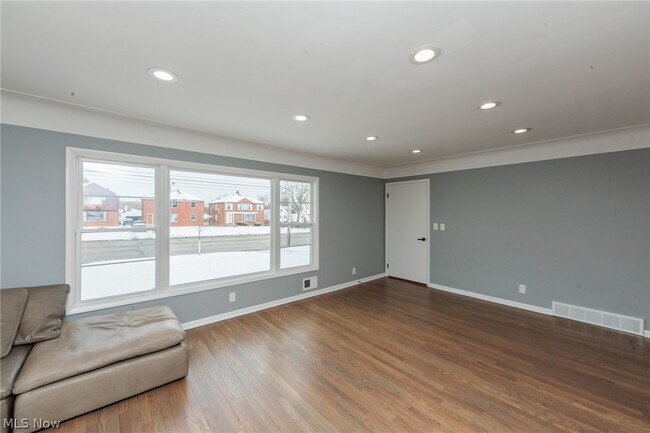 Photo - 2539 Warrensville Center Rd Unidad Down