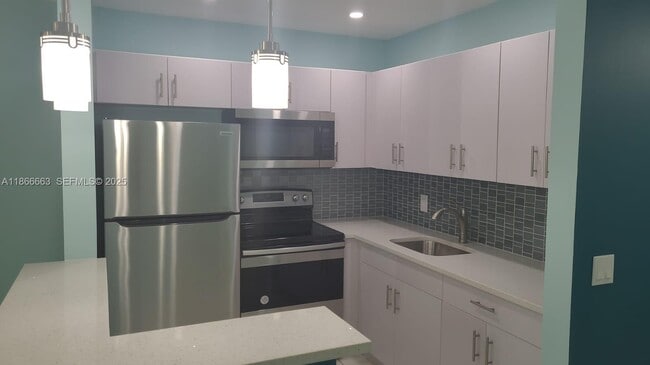 Building Photo - 202 Canterbury I Unit 202