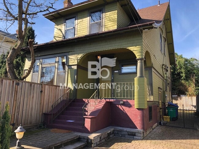 Photo - Close-In NE Portland Victorian Offers  Perfect Blend of  Old Charm with Newer Amenities. Lush Pri...