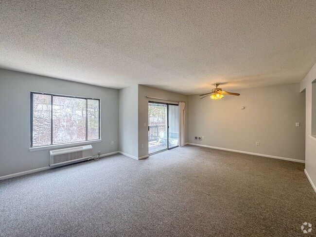 Building Photo - Large 2-Bed/1-Bath w/ Private Balcony & In... Rental