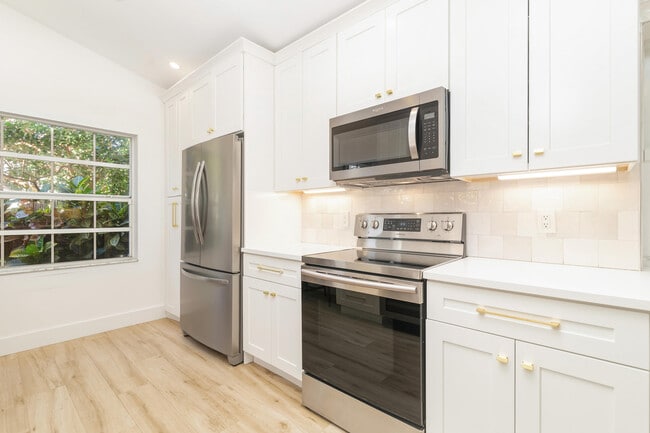 Photo - 15 Commodore Pl