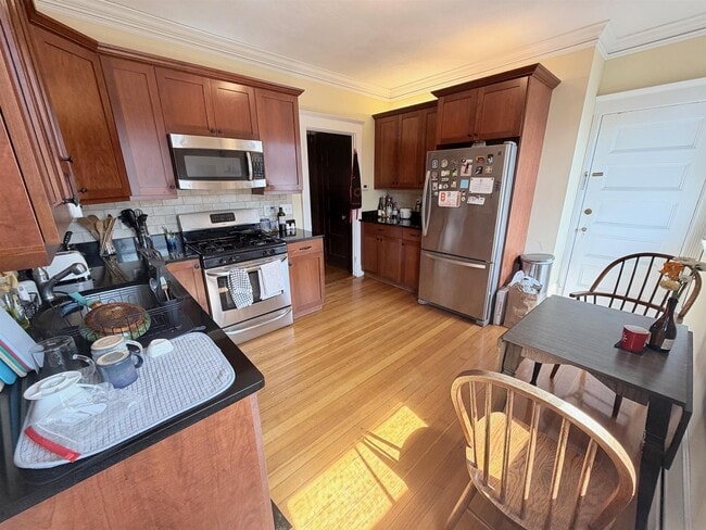 Building Photo - 79 College Ave Unit 2