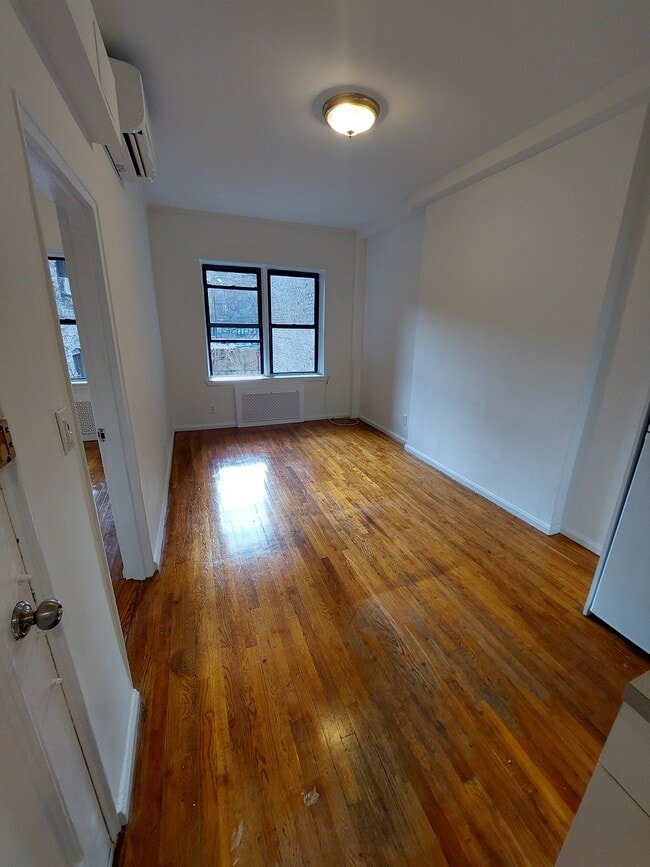 Building Photo - 156 W 95th St Unit 3B