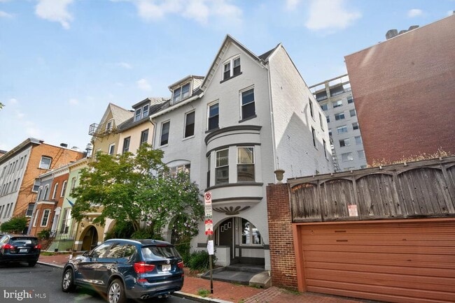 Building Photo - 1409 Hopkins St NW