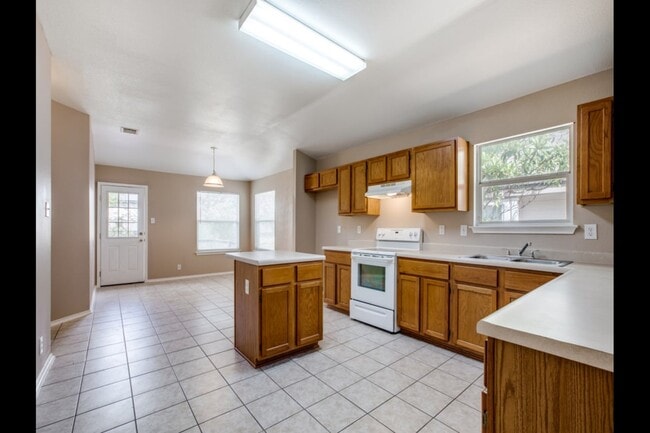 Photo - 611 Granite Cliff