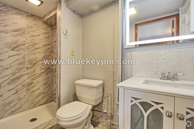 Building Photo - Spacious  3 Bed, 1 Bath  Daylight Basement... Rental