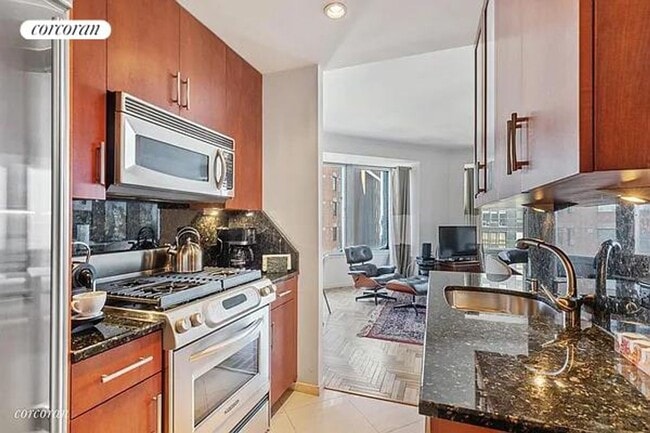 Photo - 150-156 W 56th St