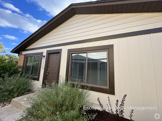 Building Photo - Beautiful Townhouse in Aurora's Mission Vi...