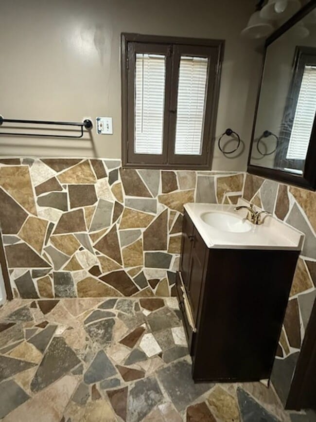 Photo - 2 Bedroom House with Fenced in backyard