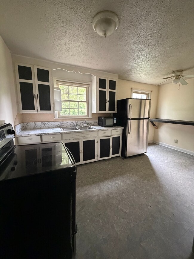 Photo - 1719 Luton St