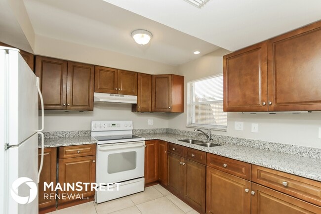 Photo - 839 Onyx Dr NE