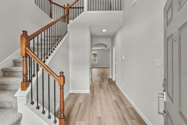 Photo - 301 Serpentine Ln