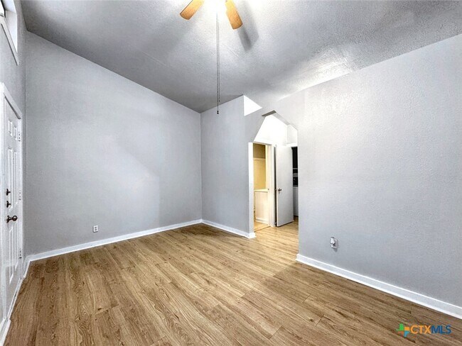 Photo - 1108 W McCarty Ln