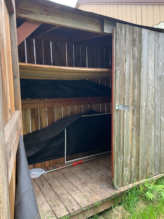 Building Photo - 2 Bedroom ~ 1 bath Cottage near Campus in serene setting