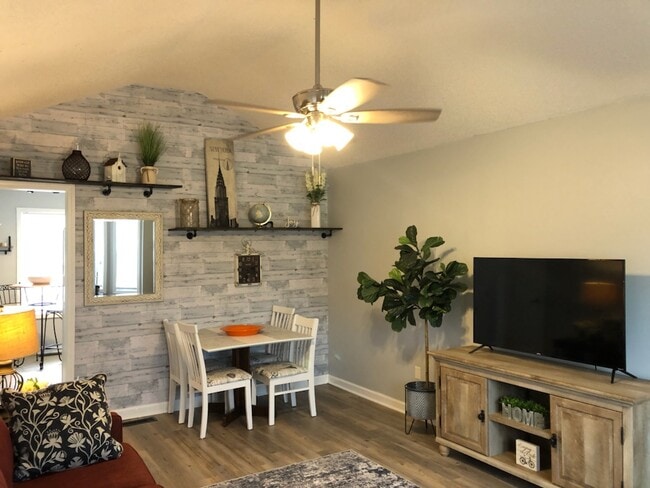 Sala de estar con televisor Roku de pantalla grande con fibra óptica WiFi de alta velocidad - 217 Waterford Dr