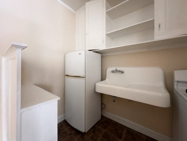 1211 W Elmdale Ave Unit J2