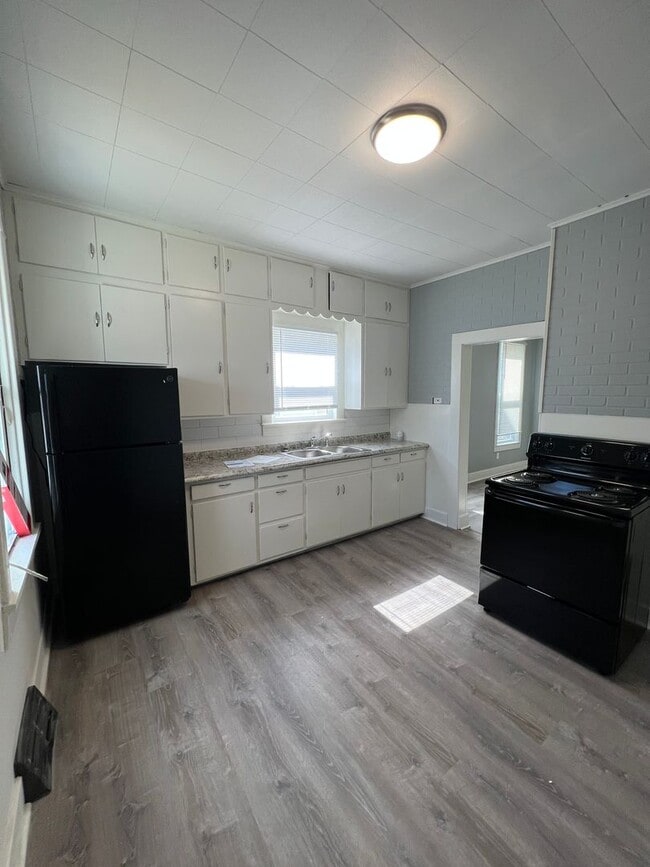 Building Photo - 4 Bedroom; 2 Bath single family home for rent! Unit 1213 14 1/2 St.