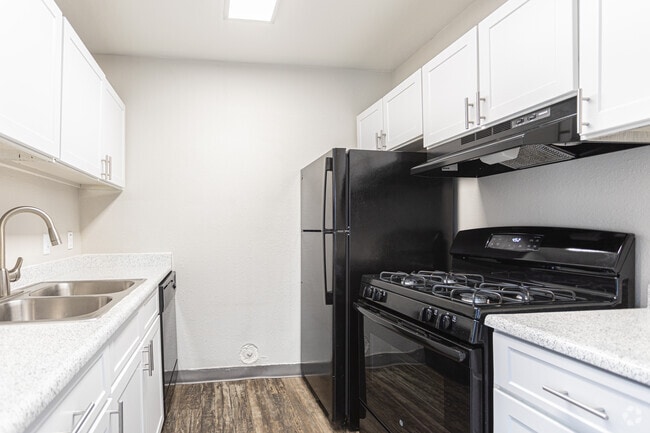 2BR, 1BA - 987SF