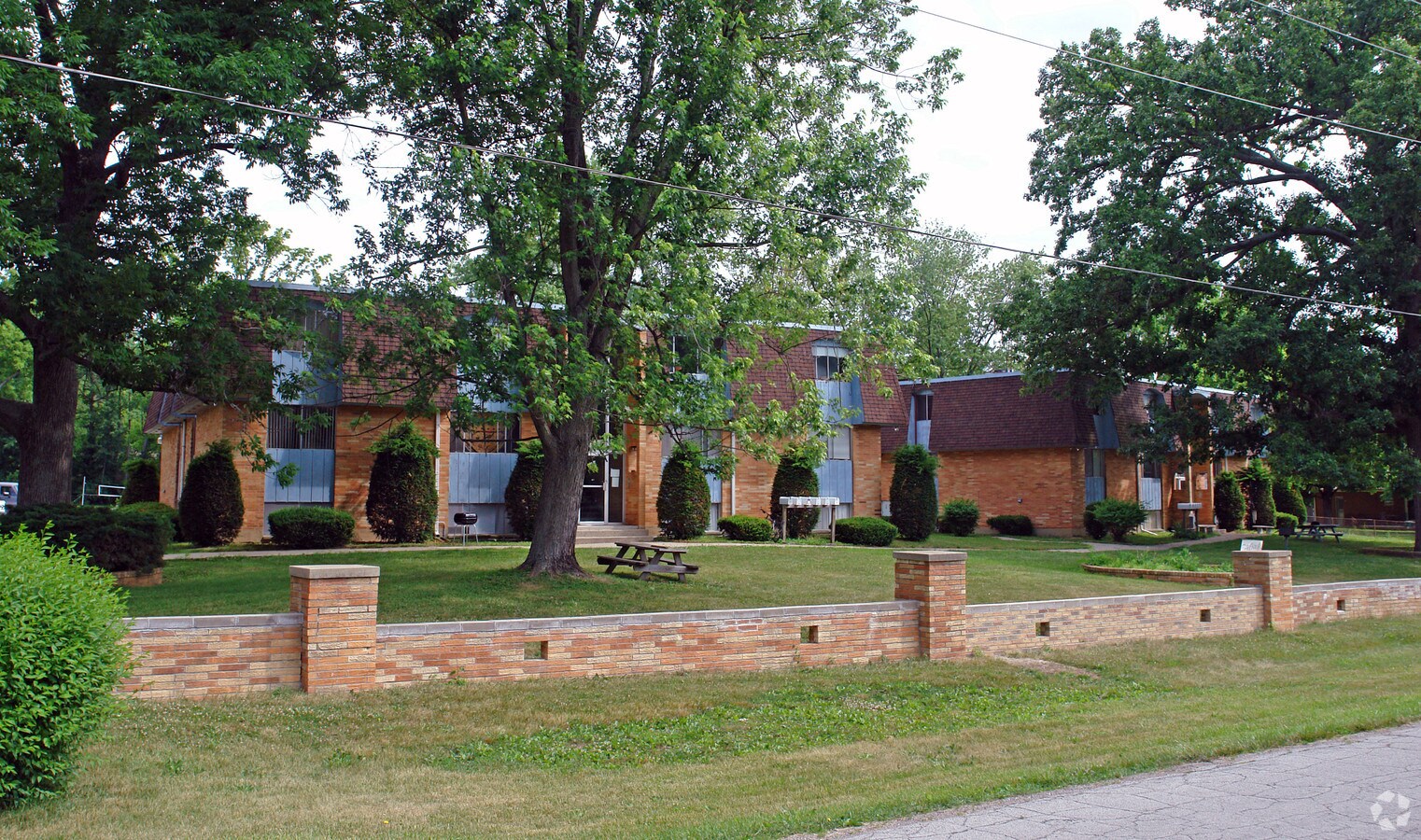 Twin Coach Apartments - Twin Coach Apartments