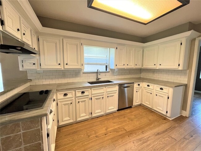 Photo - 22907 Provincial Blvd