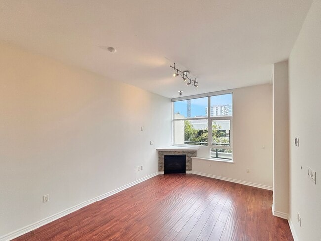 Photo - Beautiful 2BD/2BA W/ A/C, Reserved Parking, and Private Balcony in Bankers Hill! Unidad 304