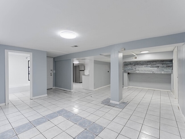 Photo - 3815 W Roscoe St