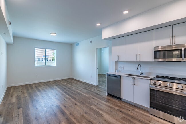 2BR, 2BA - 910SF - Living Room/Kitchen
