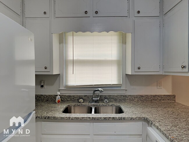 Photo - 1836 Hillsway SW