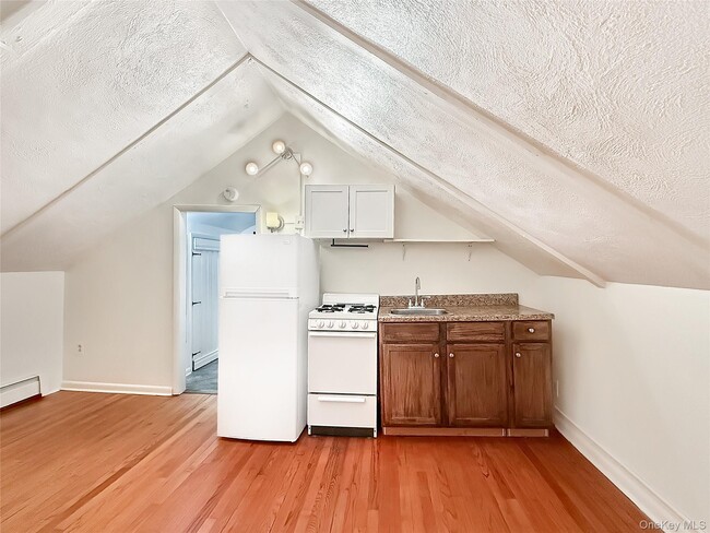 Building Photo - 252 Main St Unit 3