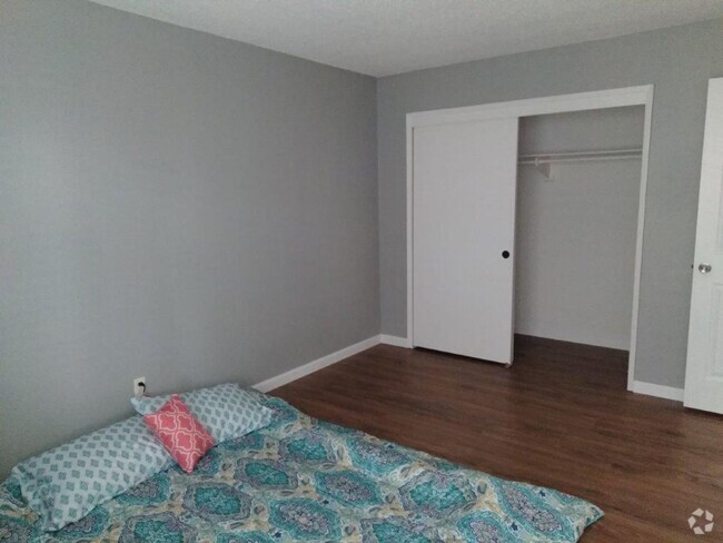 Building Photo - * 2 bed, 1 Bath, 800 SF with AC, washer/dr... Unit 247 Rental