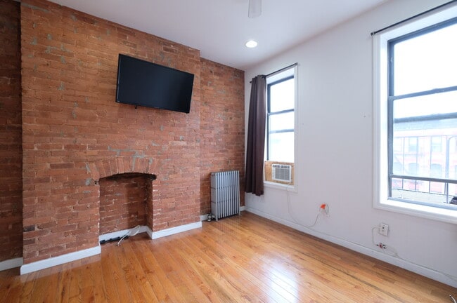 Building Photo - 744 9th Ave