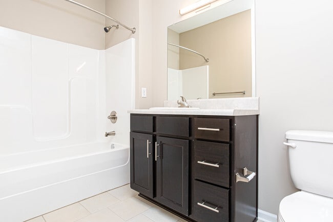 3BR, 2B - 1,185 SF - Bathroom - Jefferson Green