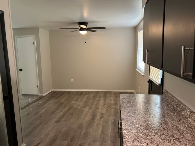 Photo - 1292 Moore St