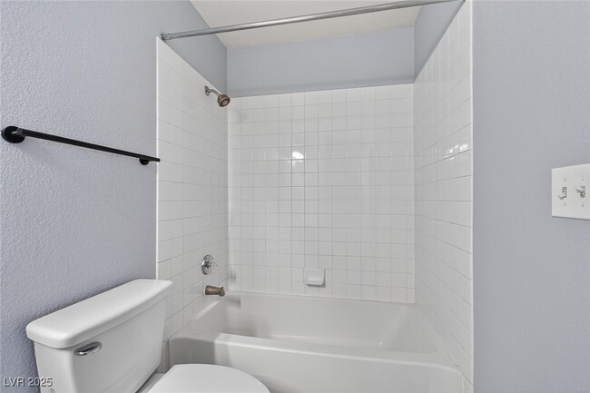 Building Photo - 1150 N Buffalo Dr Unit 1067