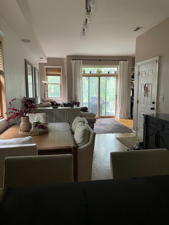 Building Photo - 1528 N Hudson Ave Unit 3