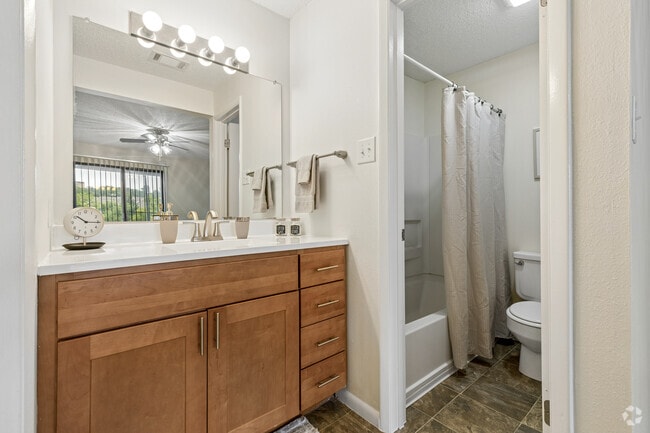 2BR, 2BA - 1,002SF - Bathroom