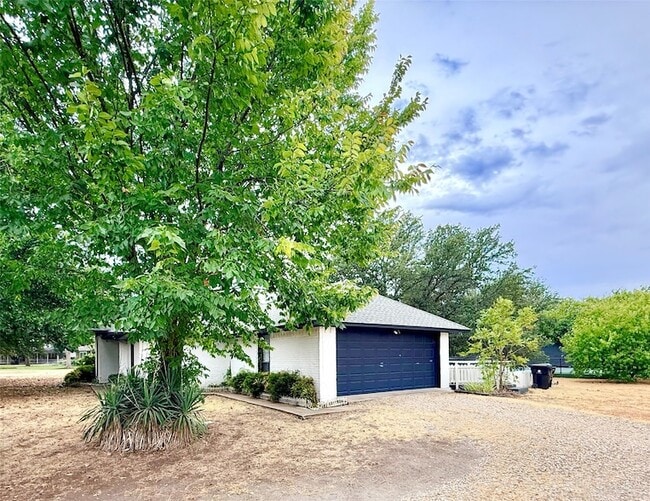 16235 Red Wood Cir N