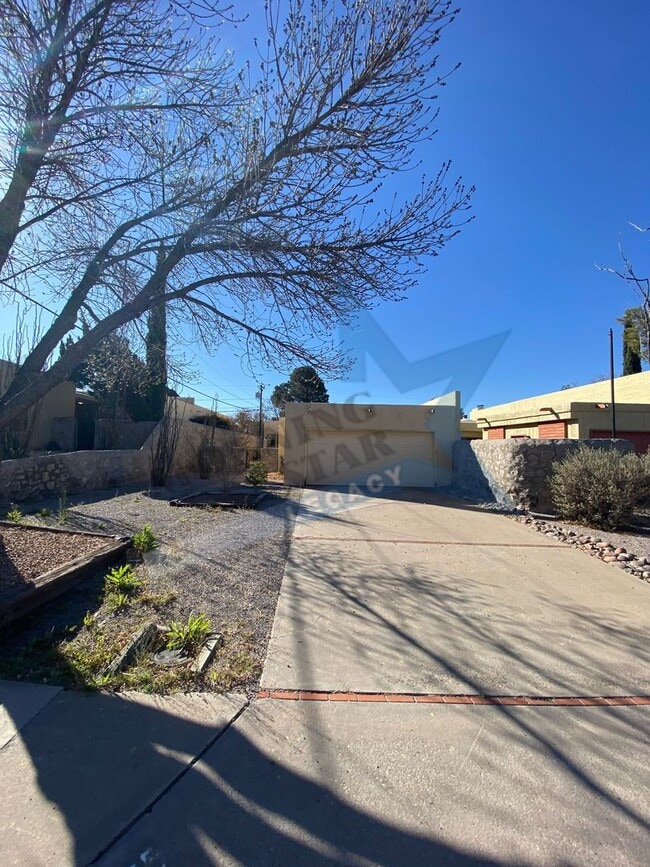 Building Photo - 2 bed, 2 bath w/new flooring throughout! Rental