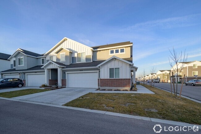 Building Photo - Stunning Row-End Townhome In Excellent Loc...