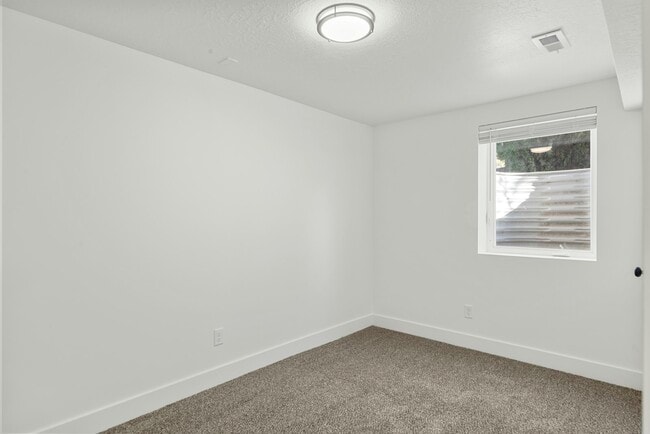 Photo - 1335 E Lester Dr