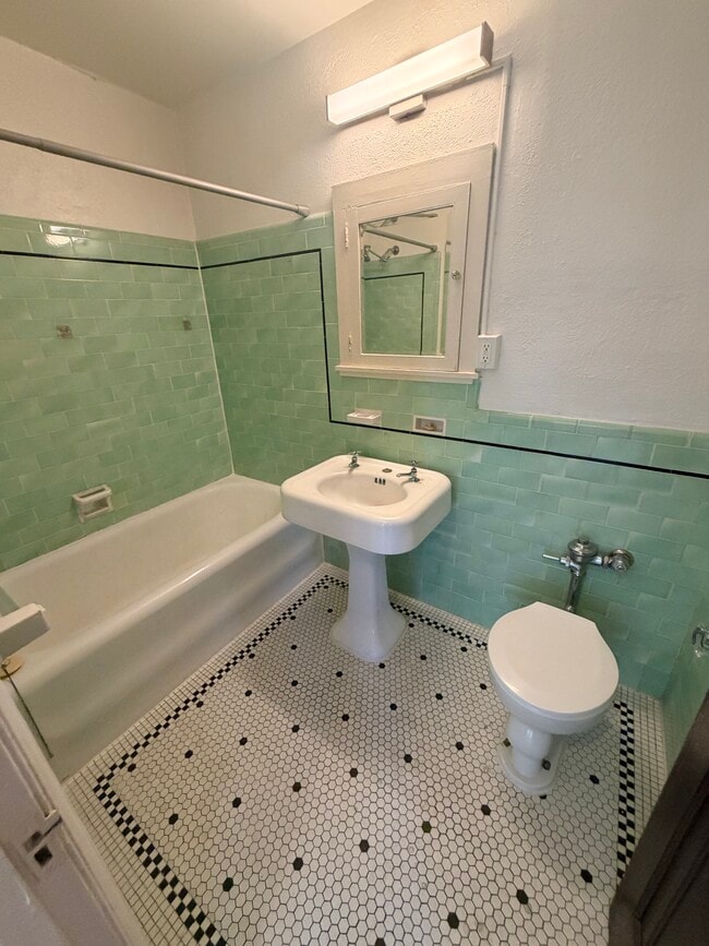 Building Photo - The Gardenia Unit 2