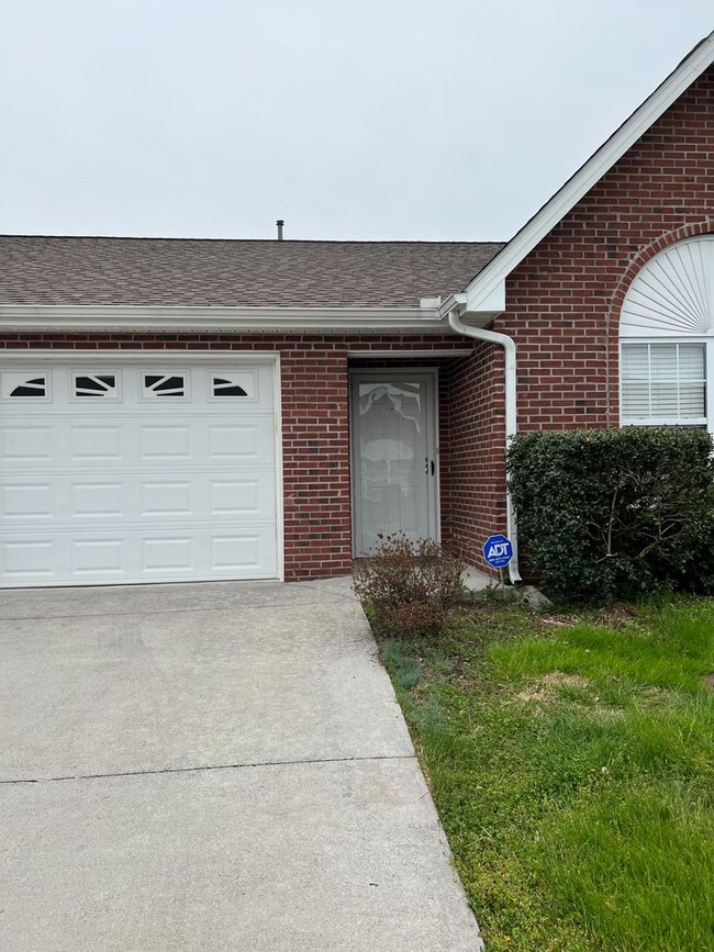 Building Photo - Knoxville 37912 - 2 bedroom, 2 bath condo with a 1-car garage - Call Lisa Vineyard and Shannon Ru...