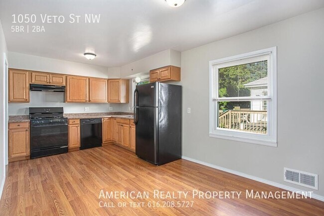Photo - 1050 Veto St NW