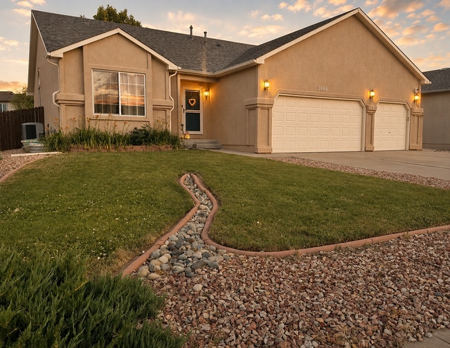 Building Photo - 3 bedroom Ranch home in Pronghorn Meadows and 3 car Garage