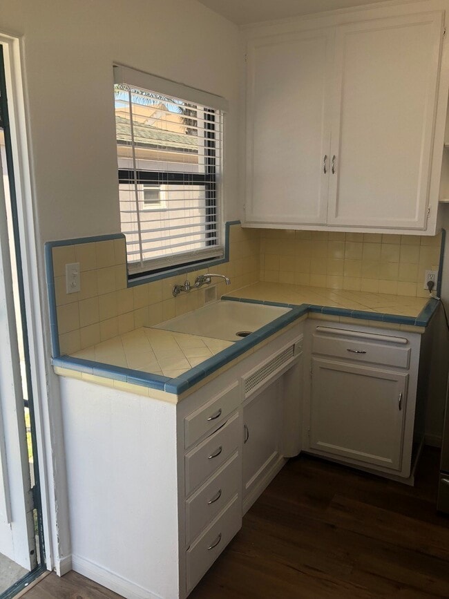 Photo - Super Cute 1 Bedroom "Pacific Beach" Garden Apartment - Available AUGUST 10th Unidad 1043