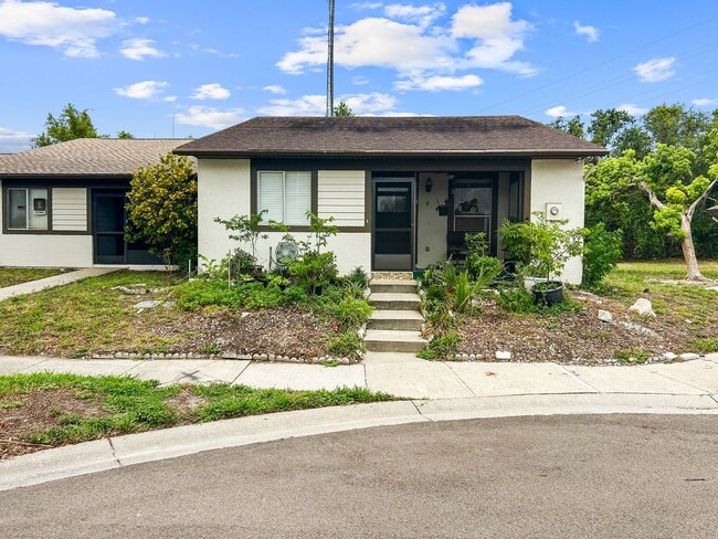 Building Photo - Beautifull 2-Bedroom End-Unit Villa in Palm Harbor!