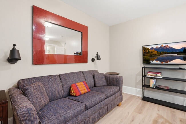 Photo - 826 Mentelle Dr NE