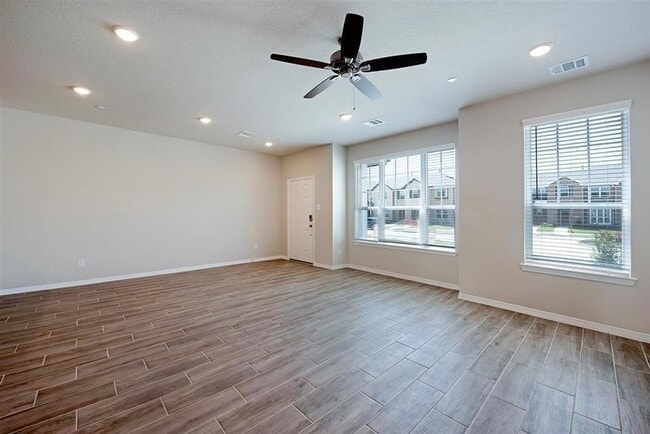 Photo - 8040 Scanlan Trl