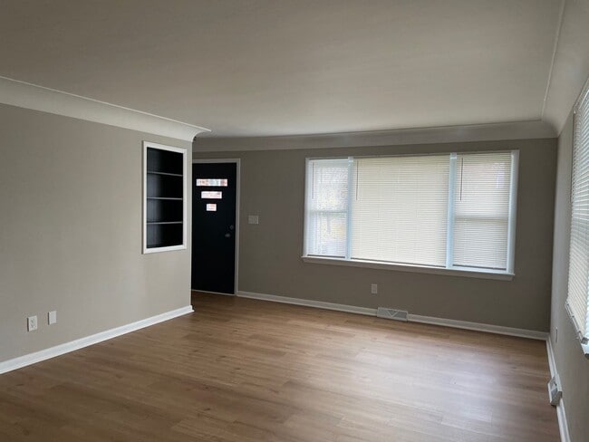 Photo - 1910 Thornapple Ave